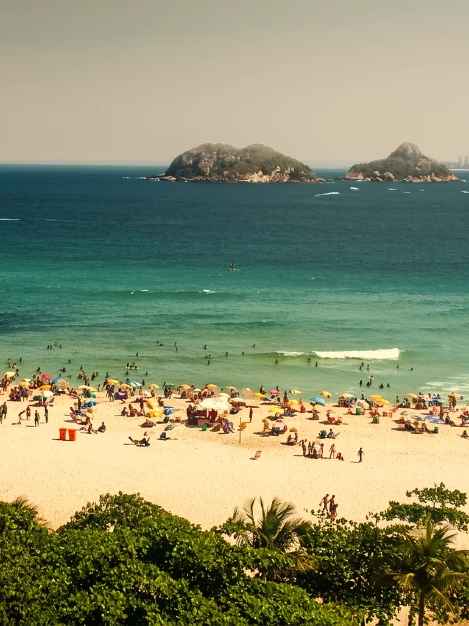 Vista do alto da Praia do Pepê, com a água turquesa e as Ilhas Tijucas